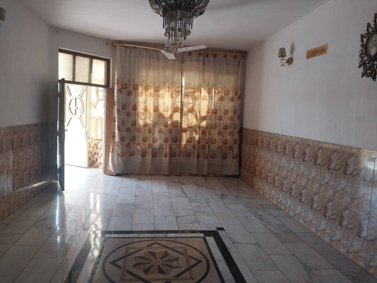 دار للبيع مساحة 300م  زراعي 
منطقة المعامل رضا عويد  قرب  ملعب عكيل
 للستفسار /  ***********
