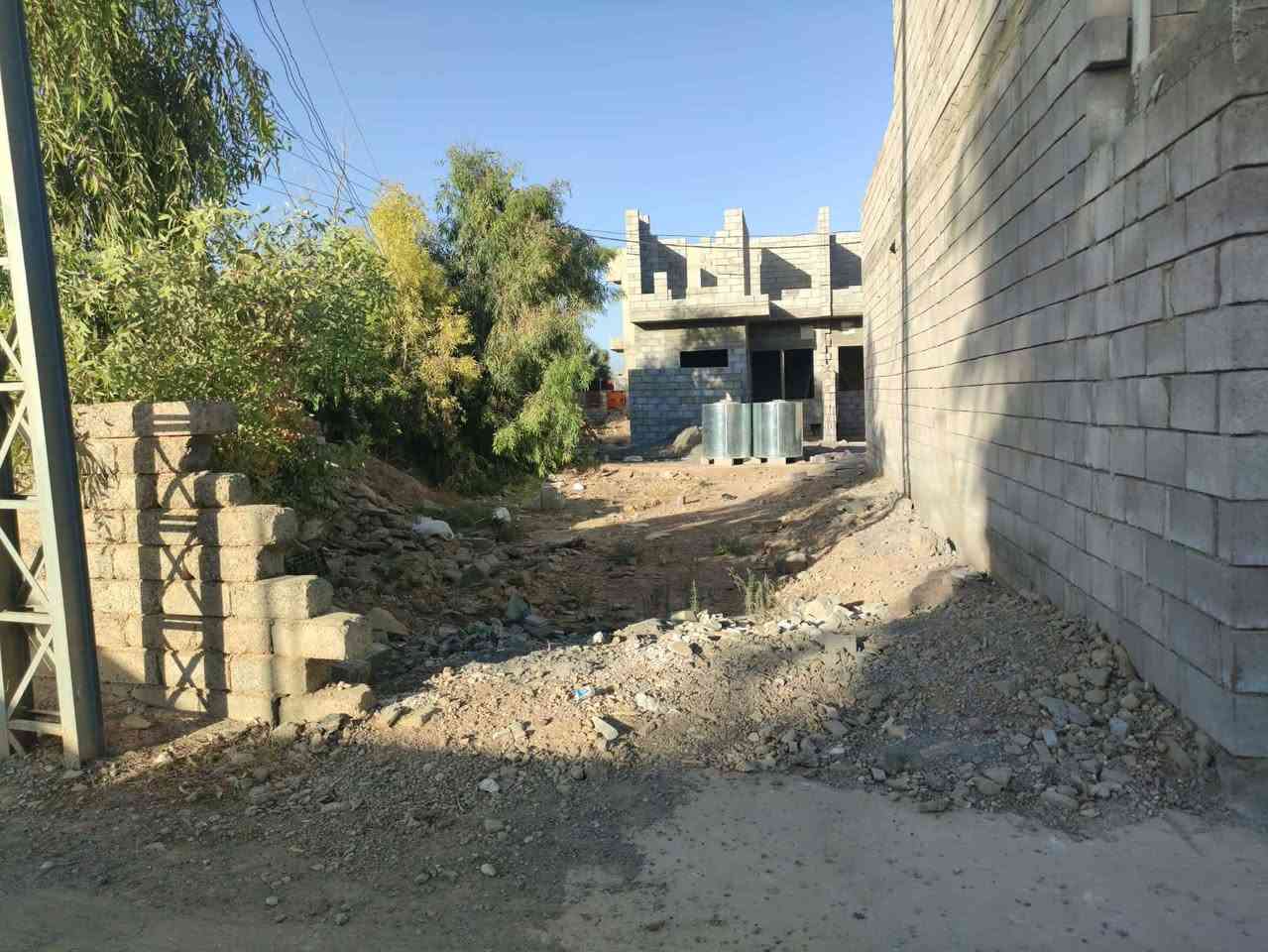 قطعة ارض 161 متر بالملايين الثانية بعد القنطرة صايرة اخر قطعه عالبستان ع شارعين واجهه 11 والاخرى 8 وعمق 16 قريبة على جامع ضيوف الرحمن بستان ملك صرف وبيها كارت بلديه السعر 40 مليون وبيها مجال 
هاتف ***********
