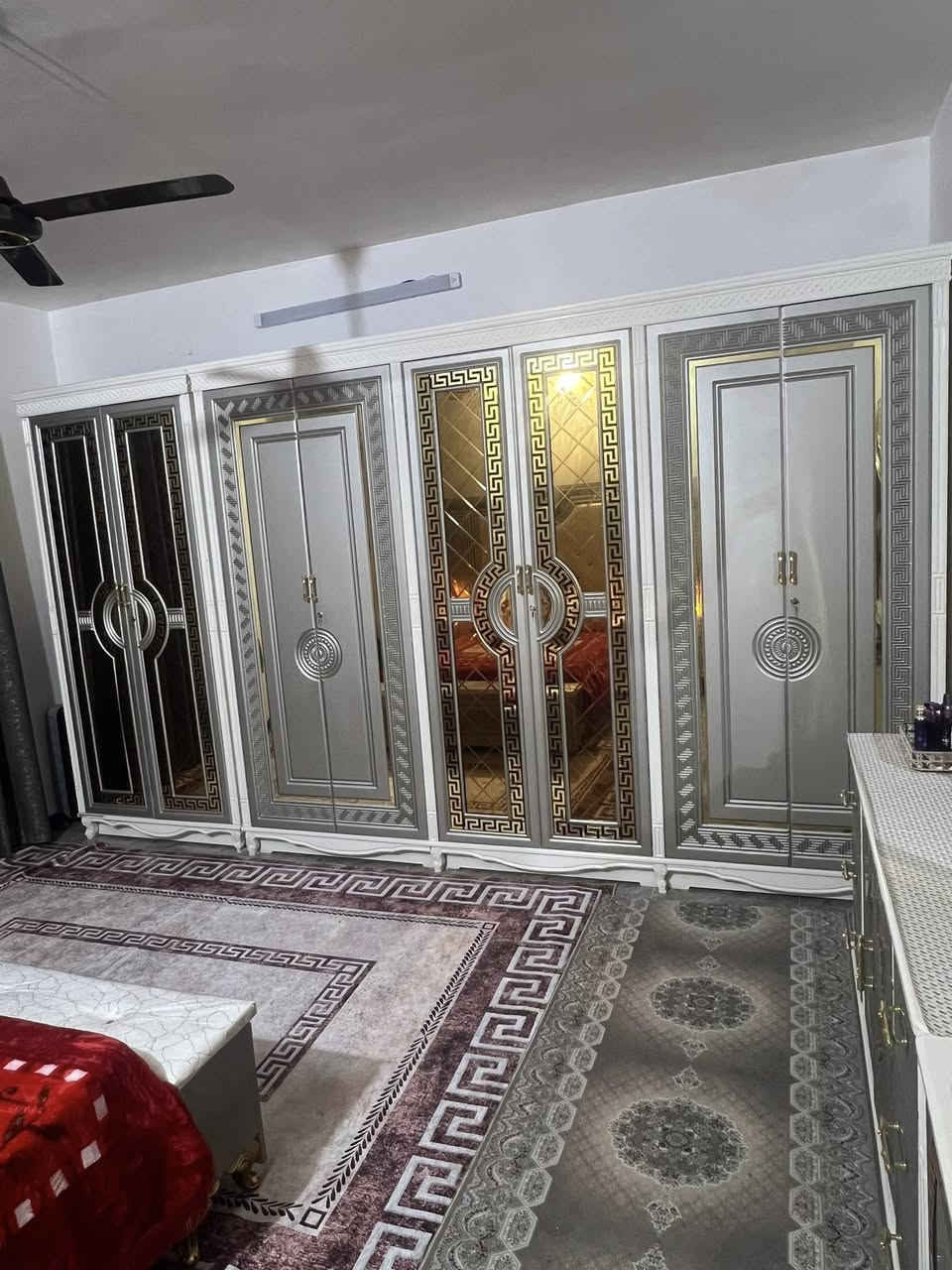 السلام عليكم غرفه نوم جديده كلش صارله شهر ما مستخدمه صاج عراقي ألوان نضيفه ما مستعمله العنوان بغداد حيور سبع قصور 6 أبواب  الشراب ينتصل وخادم ***********
