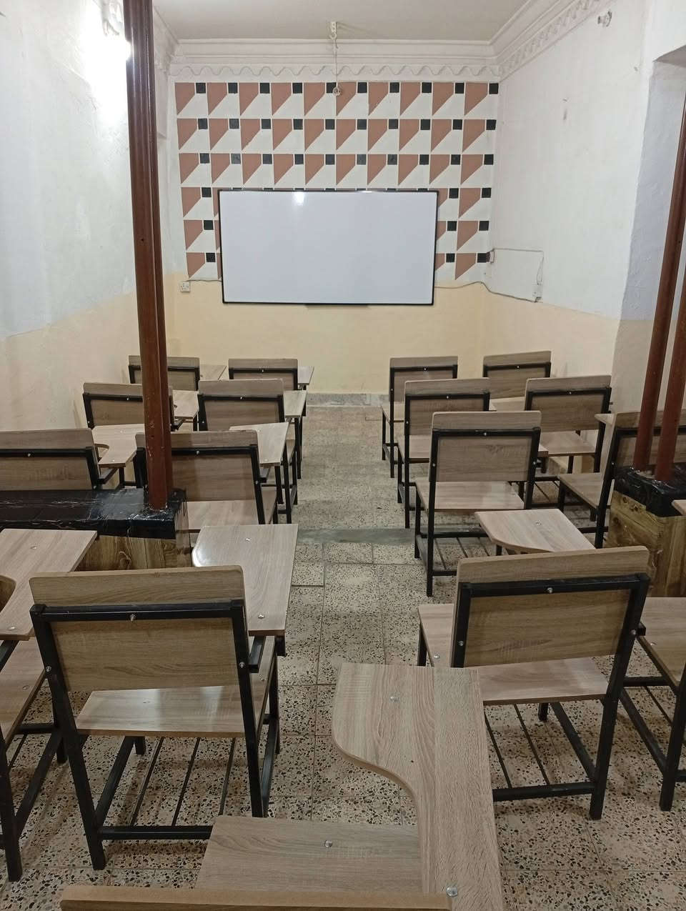 السلام عليكم يوجد ستولات عدد 30 وسبورات مدرسيه عدد 2 وميز مكتبي وكرسي غير مستعمل بسعر مناسب المكان ديالى بعقوبة اتصل وتدلل***********
