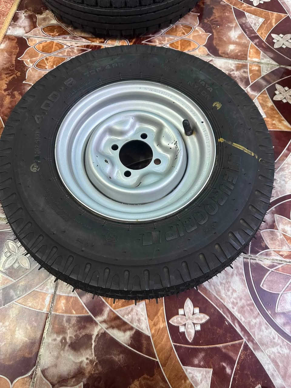 السلام عليكم تايرات لل بيع جدد مال شركه الشراي يراسلني خاص مفتوح هاذه رقمي ***********التفاصيل بل فيديو المكاني بغداد مدينه الصدر قطاع 18على الفلاح
