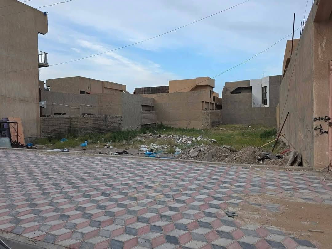 السلام عليكم ...
قطعة ارض تجارية موقع مميز بصف الركن قريبة من شارع البلاج التجاري .. 
مباشر على شارع الجامعة [حولي القادسية ] 
المساحة ٦٦٠ متر 
الوجه ٢٠ نزال ٣٣ 
حركة الشارع التجارية ممتازة 
عرض الشارع ٣٠ متر  للسايد الواحد 
من الممكن الاستفادة من عمل محال تجارية او عمارة سكنية او مجمع طبي او اسواق او ورش اخرى مميزة  تجارية حسب الرغبة ..

الشارع يربط بين البلاج وينتهي بجامعة تكريت .. وعلى مسار الطريق عدد من الطرق التجارية المطله على الشارع .. 
لتضيع الفرصه 💙
السعر وباقي التفاصيل على الرقم 
*********** 
#مكتب_المتميزين_قرب_قطاع_للصحة/ في شارع البلاج
