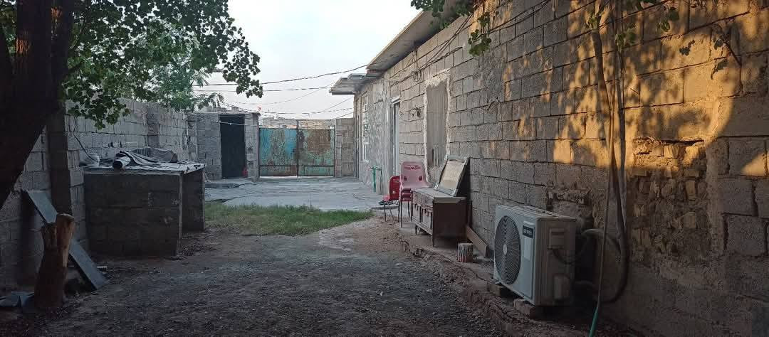 السلام عليكم دار للبيع تجاوز المنطقه بغداد  جسر ديالى القديم الرياض المساحه 200 متر مبني 100 يحتوي  غرفه نوم 5×4 مطبخ 4×4 استقبال 5×5 حمام داخلي اضافة الى  كلدور  و ترك داخلي وتواليت خارجي كهربائيات كامله وخطين كهرباء  اضافه الى سحب المولد والصحيات كامله  رقم الهاتف *********** وموجود عل فيس
