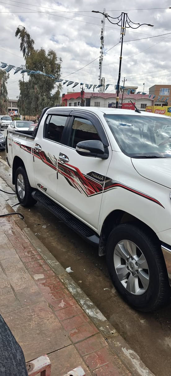 تيوتى هايلوكس بدون ضرر مديل 2016  السعر 230. $السيارة كلهى اب شرط من المحرك والكير والكهربايات كلى وضع شركى الي يحب يتواصل معانى ***********
