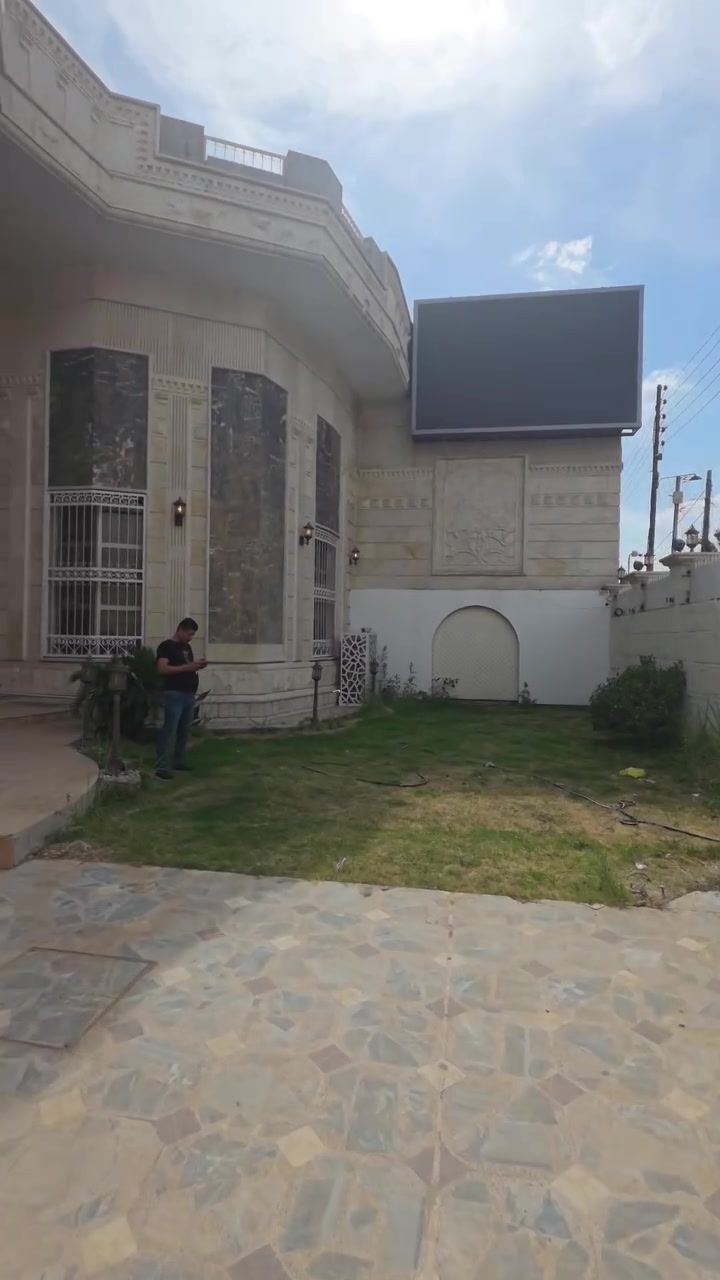 🕍 دار تجاري للايجار  _ المنصور / الداودي   
✨ يحتوي على 2 طوابق    
🛏️ 8 غرف نوم   
🏡 صالة عدد 2 + مطبخ حار وبارد + حديقة + مسبح داخلي 
🏡  يحتوي على سرداب مدخلين خارجي وداخلي وغرفة للعاملة او الحارسة 
🚿 3خدمات صحية 
 ✨️مجهز سبالت ومطبخ   
💰 الإيجار: 120,000$ الف دولار  
📞 للاستفسار: *********** متوفر وتساب
