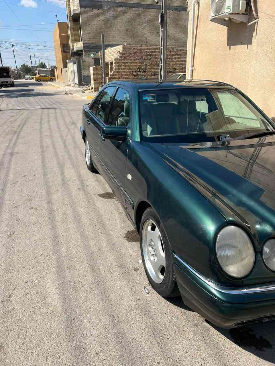 السلام عليكم مارسدس ام عيون محرك خراطيم مديل ٩٧لون زيتوني مصبوغه عام لجماليه فقط كامله مكملهه من كلشي  كله جديد تبريد شغال ثلج داخل عسلي كامله مكمله ربع متصرف عليهه سعر ٨٥ مكانهه بغداد رقم الهاتف        ‭***********‬
