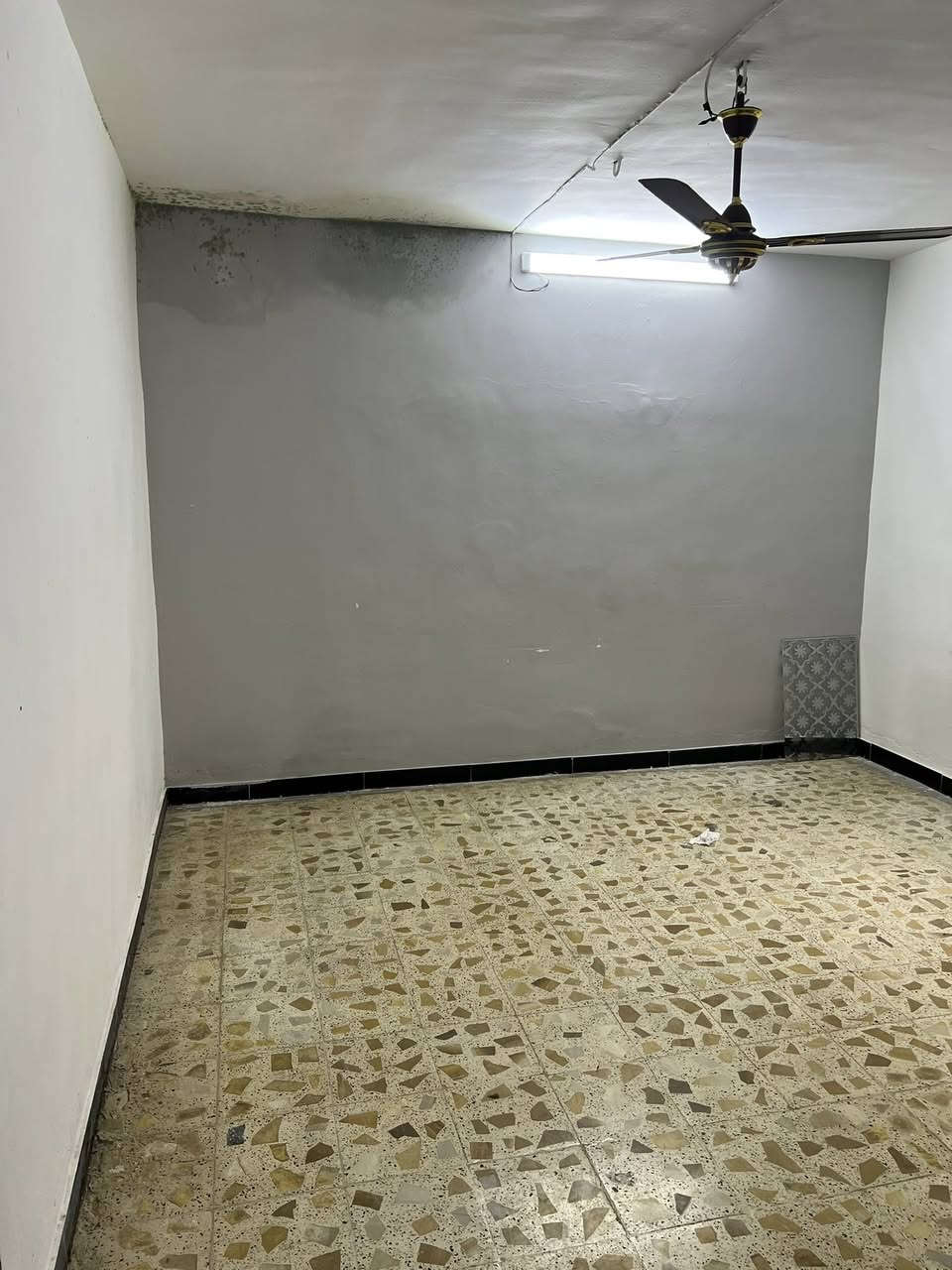 سلام عليكم دارالبيع مساحه 100متر موقع الحسينيه منطقت ١٣سكلات سعر60مليون وبي جال رقم هاتف ***********
