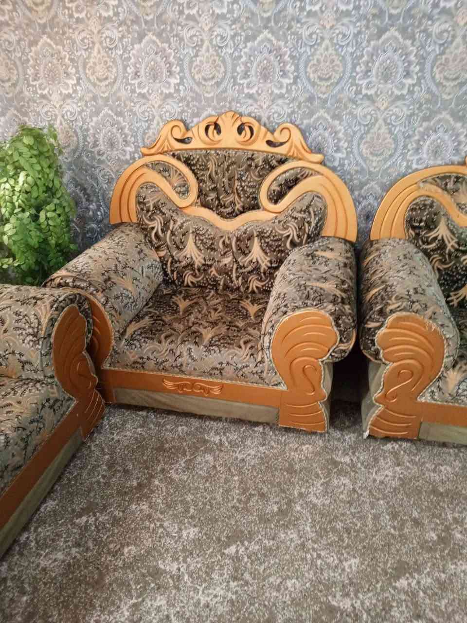 للبيع غرفه اخشاب كامله ونضيفه بلشرط انطيك بيهه مثل متشوفون بالصوره تخم للبيع بلشرط للتصال ***********
