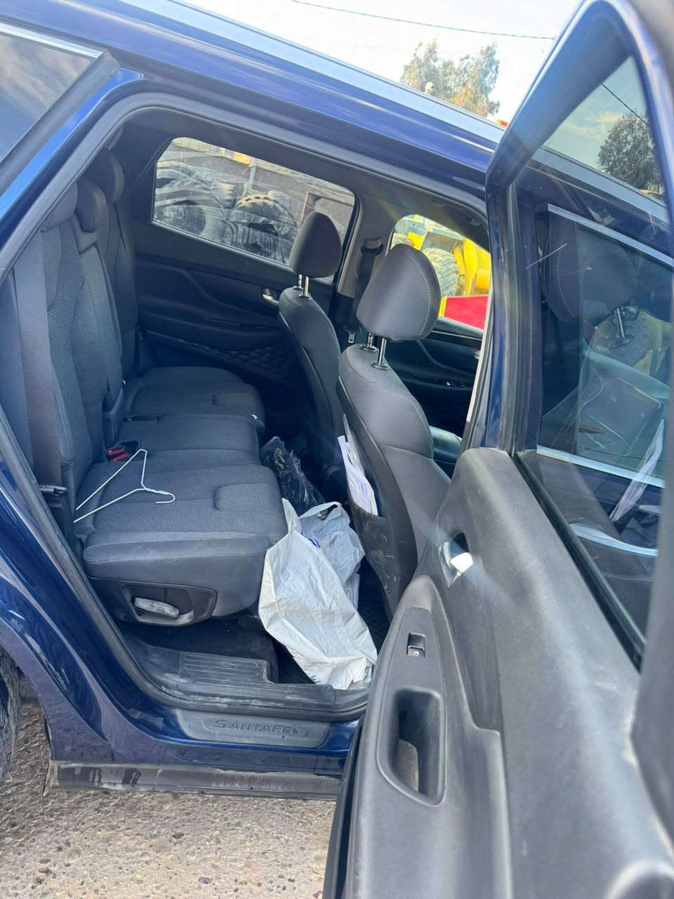 🚗 للبيع — سنتافي 2023 فئة SEL 🔥

✨ المواصفات:
▪️ فئة SEL
▪️ محرك 2500cc تنفس طبيعي
▪️ دفع أمامي FWD
▪️ ممشى 55 ألف
▪️ وارد أمريكي
▪️ اللون أزرق – داخلية رصاصي
▪️ الموقع: كربلاء / حي المدراء
📌 المواصفات الكاملة:

✔️ شاشة كبيرة مع Apple CarPlay & Android Auto
✔️ كامرة خلفية
✔️ حساسات أمامية وخلفية
✔️ تشغيل بصمة
✔️ دخول ذكي
✔️ تشغيل عن بعد
✔️ تحكم ستيرن متعدد
✔️ مثبت سرعة
✔️ شاشة عدادات ديجيتال
✔️ تبريد وتدفئة 
✔️ نظام أمان متكامل (تحذير تصادم، مانع انزلاق، ABS، Airbags متعددة)
📍 ملاحظة:
السيارة حادثها جاملغ عكس السايق + شوية من البنيد 
💰 السعر: 220 ورقة وبيه مجال 
السيارة مرتبة ومابيها نقص 💙
للاستفسار خاص او اتصال. بغداد, العراق


**إذا كنت صاحب هذا الإعلان وتريد حذفه لأي سبب، رجاءا أرسل رسالة إلى الدعم الفني**