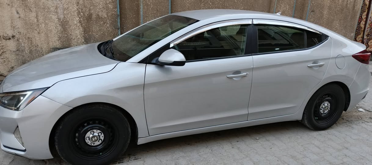 السلام عليكم 
الانترا موديل 2019 
وارد أمريكي 
حادث بسيط 
بنيد مبدل 
كير عادي محرك 2000
بغداد بإسمي
رقم إنكليزي جديد
العنوان/ بغداد/الحرية الثانية
رقم الهاتف /***********
وسعر ١٢٣ وبيه مجال وترهم مراوس
