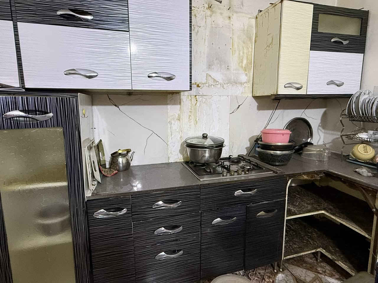 كاونتر تركي مع طباخ للبيع
كاونتر كدامكم ناقصة بس باب زاوية وباب للسنك الكاونتر نضيف كاونتر خشب اصلي وما بي شي وكلشي بي شغال مكاني زيونة 
السعر 100 الف وبي مجال رقم : ***********
