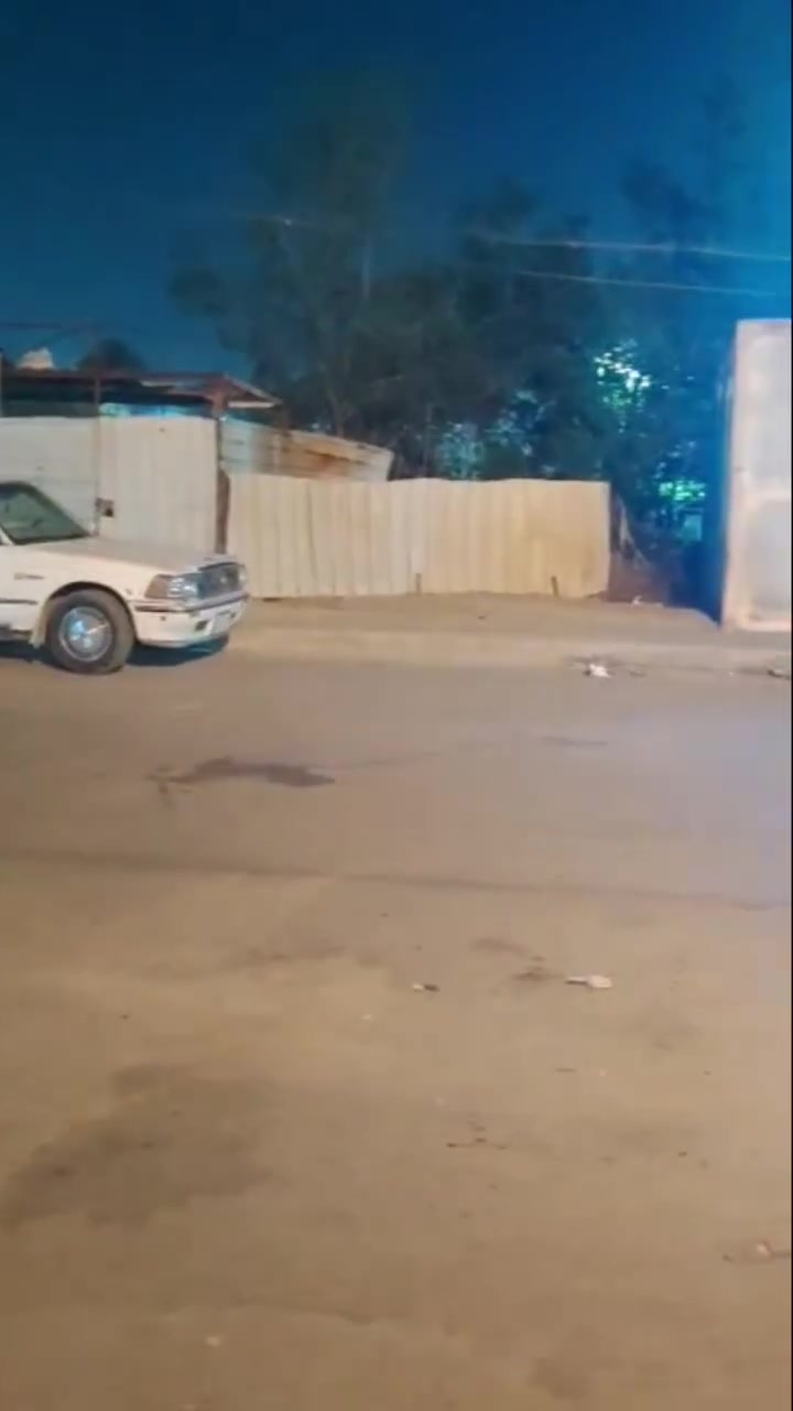 السلام عليكم بيت للبيع مساحة ٢١٠ متر طابقين حي اور الغرير على شارع العام مقابيل البيت حديقه تشجير  يحتوي على كراج كبير   واستقبال  وصالة و٣ غرف نوم وخدمات ***********

