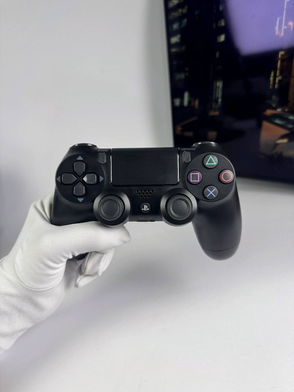 يد تحكم لاسلكية PS4 DualShock 4

مع ضمان لمدة سنة

استمتع بتجربة لعب مريحة ودقيقة مع يد تحكم DualShock 4 المتوافقة مع جهاز PlayStation 4. تتميز بتصميم مريح، أزرار استجابة سريعة، وعصاتي تحكم تناظريتين تمنحان تحكماً سلساً أثناء اللعب.

المميزات:

اتصال لاسلكي عبر البلوتوث.
لوحة لمس (Touch Pad) مدمجة.
أزرار SHARE و OPTIONS.
مكبر صوت مدمج.
بطارية قابلة لإعادة الشحن.
منفذ Micro USB للشحن.
تصميم مريح للاستخدام لفترات طويلة.
متوافقة مع أجهزة PS4 وبعض أجهزة الكمبيوتر.

محتويات العلبة:

يد تحكم لاسلكية DualShock 4.
كيبل شحن USB.
علبة المنتج.