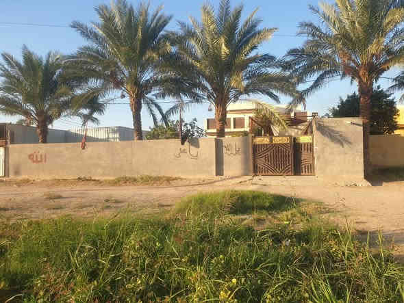 السلام عليكم ورحمة الله وبركاتة  بيت مع نصف دونم للبيع طابو زراعي يتكون من اربعةغرف نوم ومطبخ وصالة واستقبال كونكريت طابوق جمهوري يبعد عن طريق حلة كربلاء ٧٠٠ م  تبليط  الاتصال ***********
