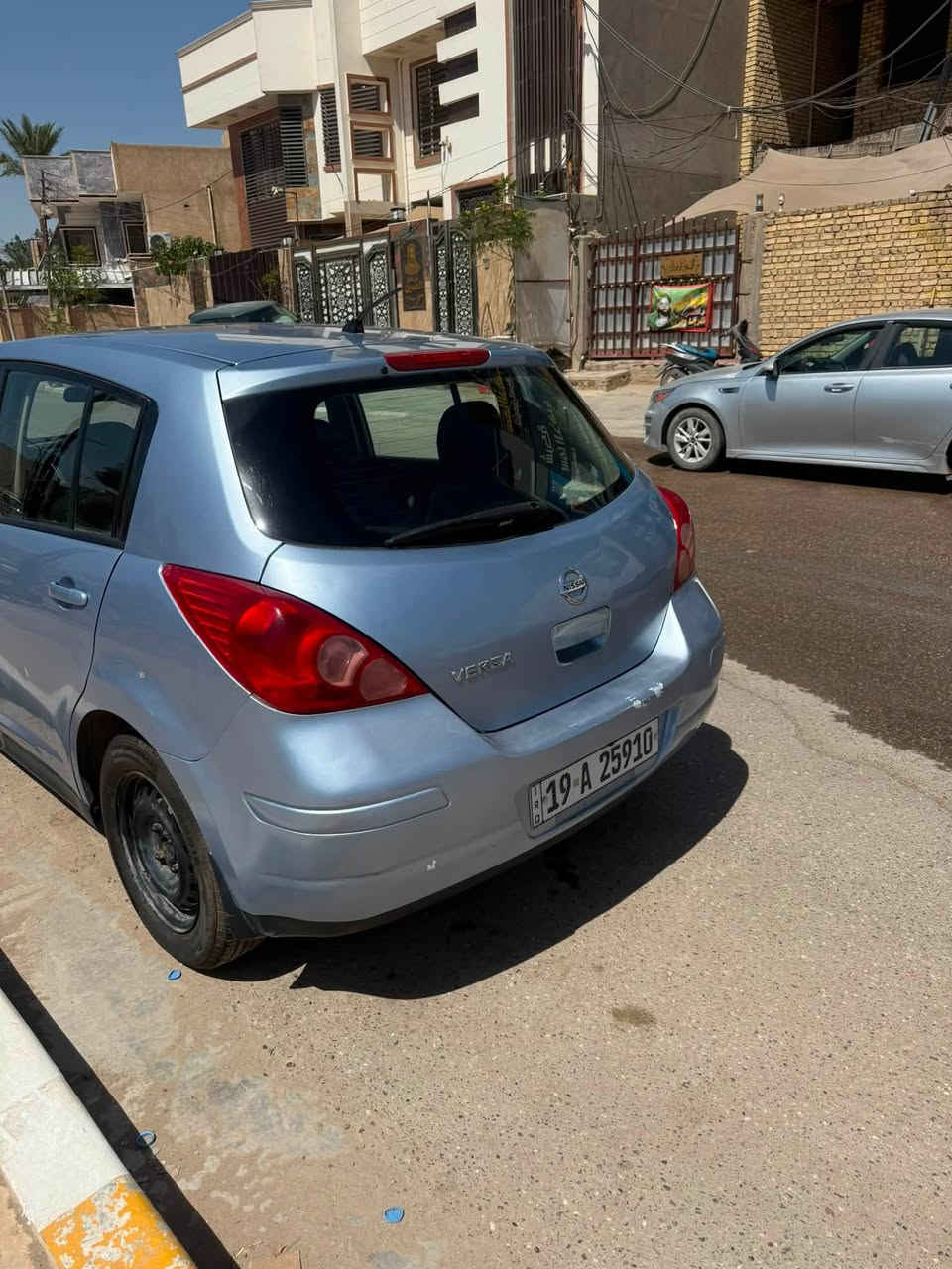 السلام عليكم
للبيع فقط 
نيسان فيرسا 2011 هاج باك  اللون بحري رقم كربلاء انكليري مداور باي محافظه  جاهزه ما عايزه شي سونارها موجود بالصور 
مكان السياره بالحله 
السعر 72 وبيها مجال حك الجيه 
الاتصال ***********

