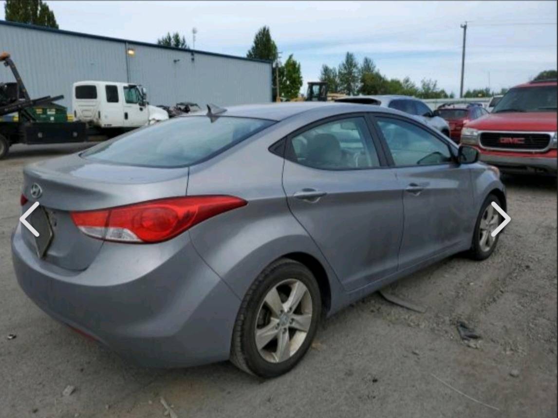 السلام عليكم
هيونداي النترا موديل 2013 أمريكي حادثها جاملغ باب امامي راجع نفسيتهن ليبل واحد  بدون دواخل شرط محرك 1800دوش  مكفول من تنقيص و تبخير 
تخم تاير صدر امامي خلفي كله جديد تبريد ثلج و دافئة رقم بغداد ألماني  مصفره هيئة غرامات سنويه لل2027 
مكاني بغداد الرصافه
السعر 100 مناسب وبيه مجال لشراي يتصل ***********