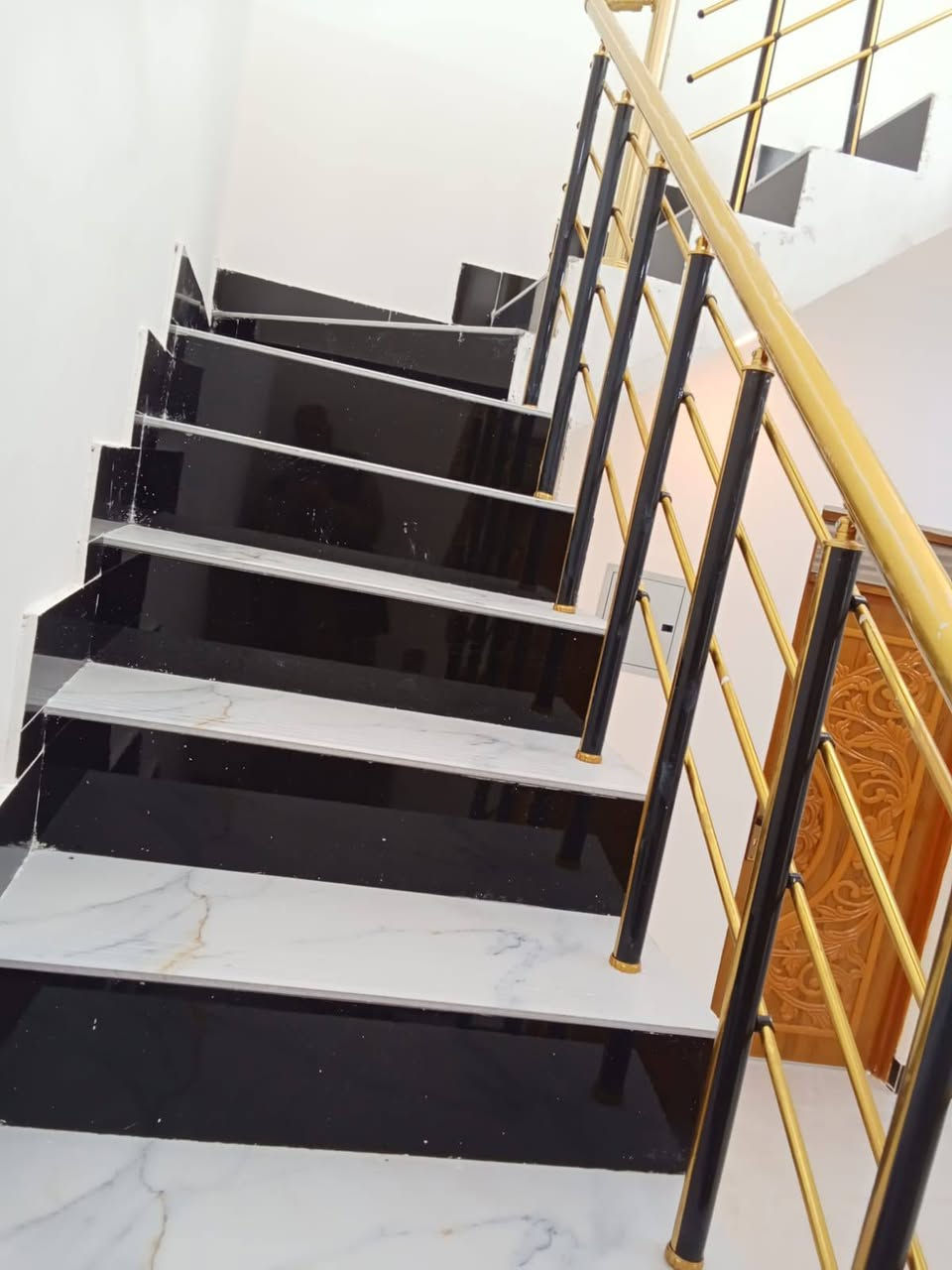 سلام عليكم ورحمه الله وبركاته
بيتين نفس التصميم للبيع العنوان ناصريه حي السبل الثانيه قريب على المدارس مساحه ٢٠٠م البناء بلوك كونكريت غرفتين نوم وصاله وديوانيه ومطبخ  او صحيات
للاستفسار:‏‪***********‬‏
*السعر يكون خاص
