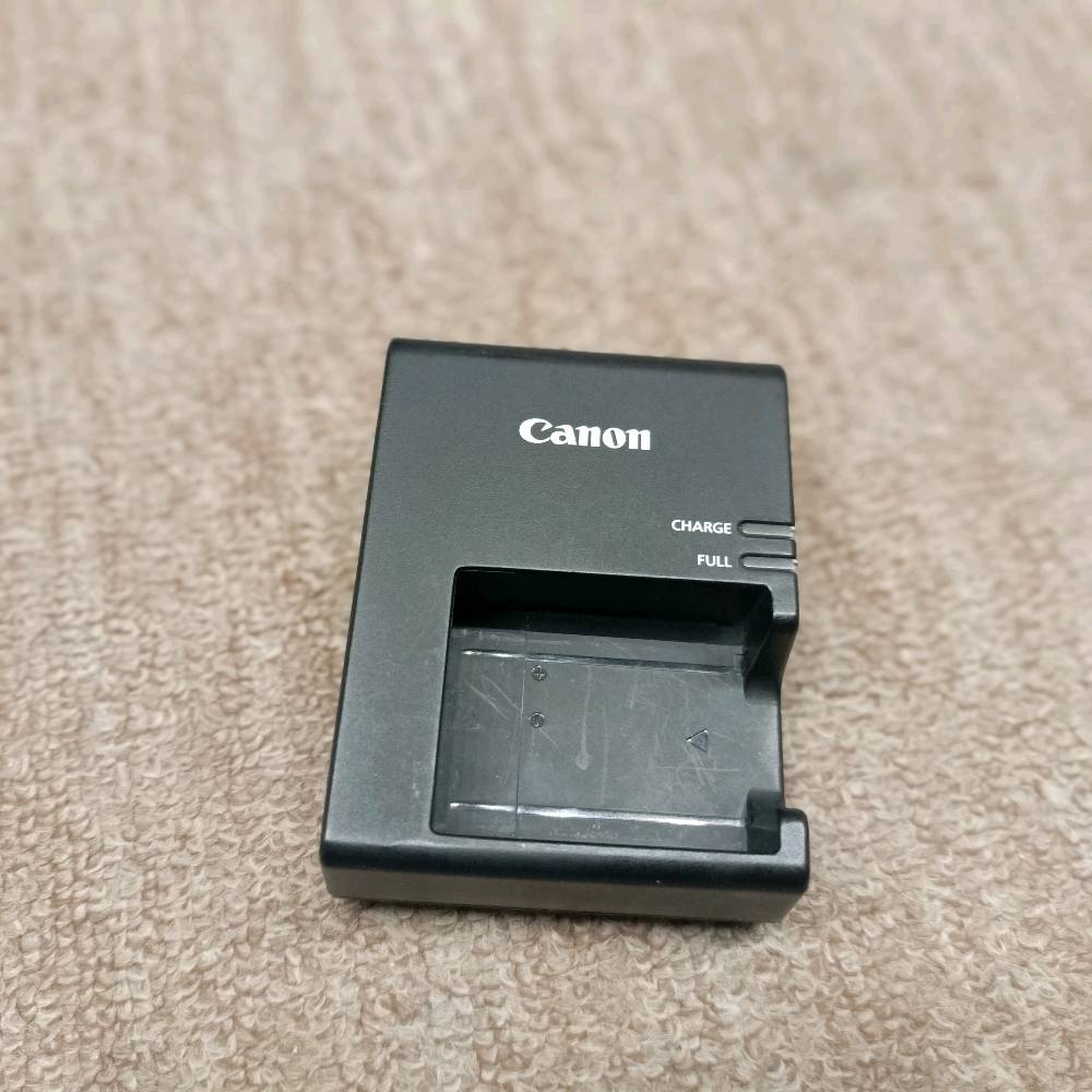 السلام عليكم 
كاميرا كانونEOS 4000D للبيع 
للعلم الكاميرا قليلة الاستخدام جدآ ونضيفة
وكل مرفقاتها بالصور 
السعر200قفل
اي استفسار على الواتساب ***********