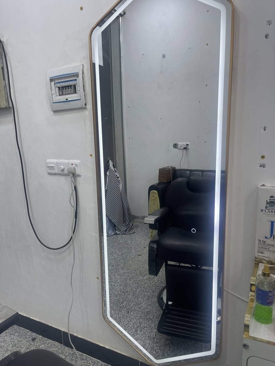 السلام عليكم صالون متكامل للبيع جديد مكفول من الخدش لاستفسار ***********
