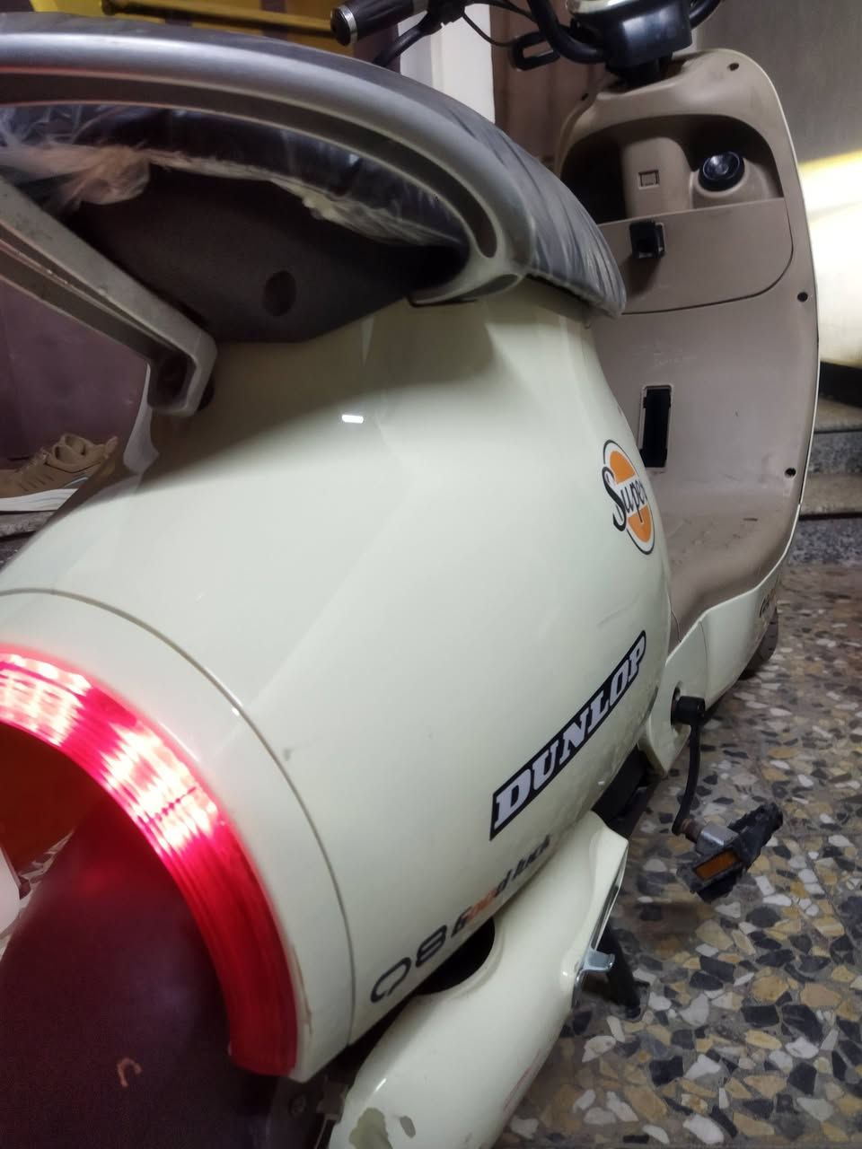 السلام عليكم 
دراجه كلاسيكيه 
حجم 14
الدراجه نضيفه جدٱ
بطاريت بحاله جيده 
شاحنه اصليه 
لايت زنون 
وياهه كارت 
وبصمه عدد2
وسويج
عارضهه 350
***********
