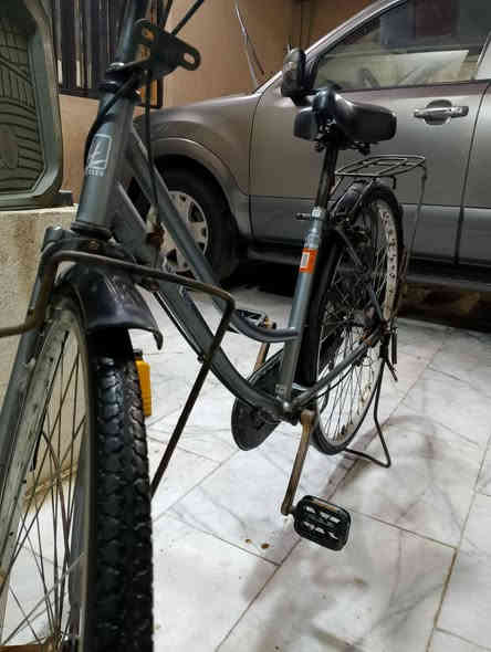 السلام عليكم بايسكل سياحي جديد جدا مثل ماواضح بالصور حجم 27 كامل من كلشي مشترية ب120 بي شوي لوفة بالويل الامامي مثل ماواضح بالفيديو وبي طكة بال مشي بس ماتأثر ولبايسكل وين ماتريد تروح بي روح قوي بس هذن ولبريك قبل شوي حطيتلة دهن وضل يكض خفيف ماعرف ليش السعر 75 وبي مجال وها البايسكل ياباني مكاني البصرة ابو الخصيب ***********
