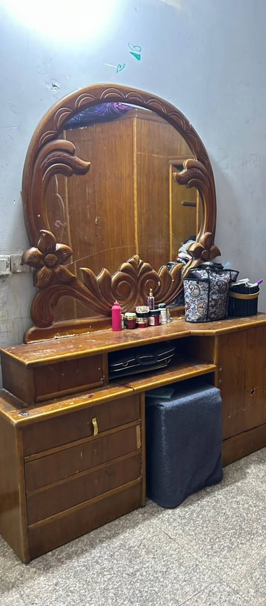 غرفه اخشاب للبيع السعر175
وبيهه مجال الاستفار ع هذا الرقم ***********
