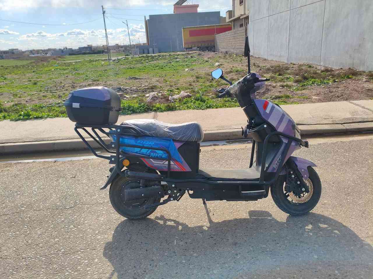 دراجة شحن للبيع نوع ꧁ABR꧂
السعر مليون و150 الف بصمتين سويجين كرتين 
وبيها مواصفات هواية وبطارياتها عدد 6 / 32 امبير 
مدرعة بالكامل + اشاير وصندوق خلفي وصندوقين داخل كشن 
ومواصفات اكثر للاستفسار (***********)
