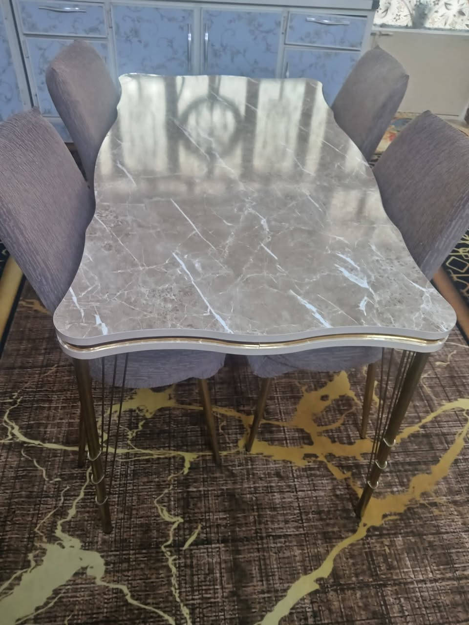 ألسلام عليكم 
متاح ميز طعام ويا اربع كراسي 
***********
