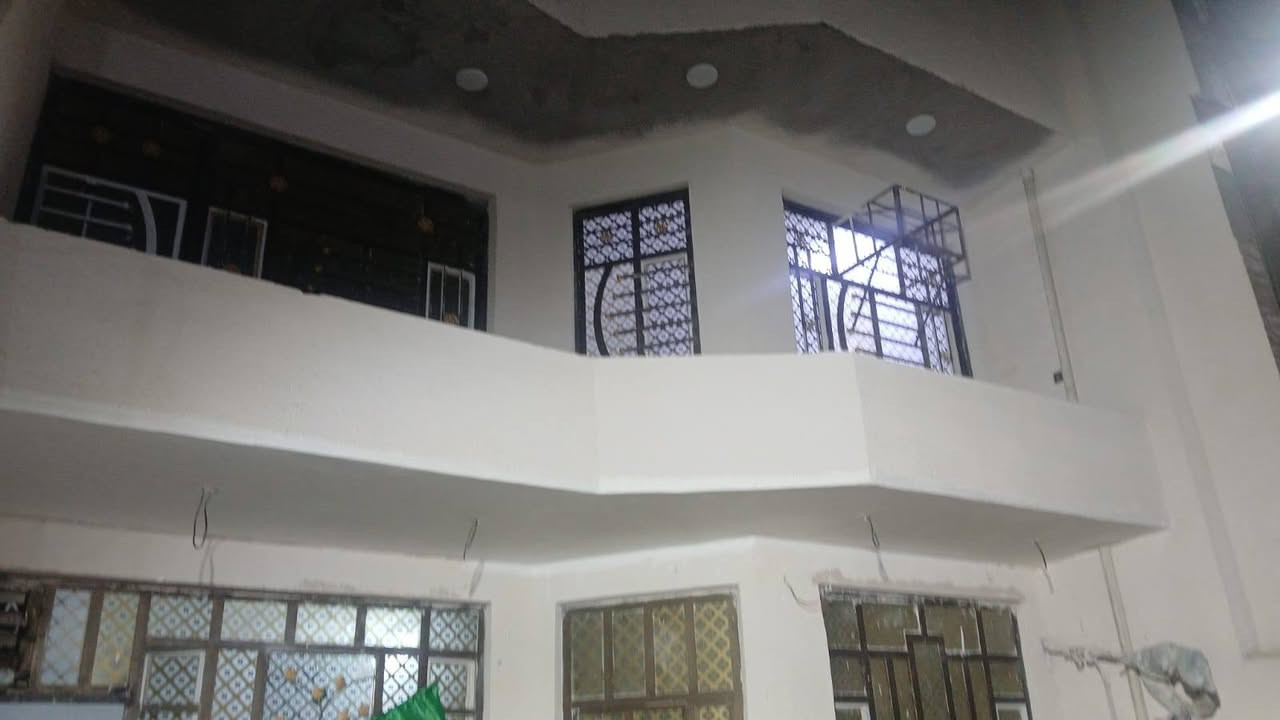 السلام عليكم ورحمة الله وبركاته
بيت مساحه ١٥٠متر واجه ٧.٥ نزال ٢٠ طابقين 
الطابق الأرضي كراج كبير مطبخ +غرفة ضيوف 
+صحيات خارجيه  +صحيات داخليه +صاله +غرف نوم عدد ٢
الطابق الثاني يحتوي على غرف نوم عدد ٤  وصحيات وصاله  الطابق الثالث سطح عدد ٢ البيت مرمم جديد ٢٠٢٣ الكراج والوجهاا مرممه  قبل شهر باقي ملاحضات مثل صبغ الشبابيك  والسياج  الخارجي وسقف البلكونه الطابق الثاني 
 موقع البيت المشتل حي  المعلمين  خلف مركز الشام   
رقم الهاتف :- ***********حيدر 
رقم هاتف :-***********علي
