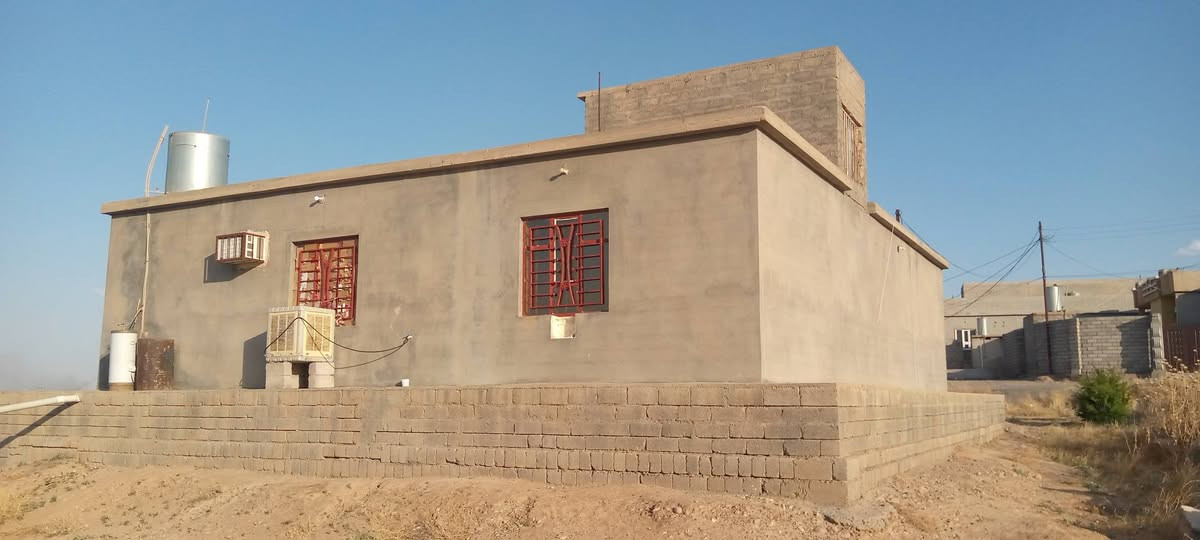 السلام عليكم مكلف بنشر بيت  للبيع تل نخيل  قريب على دكتور القمان  واصل ماء كهرباء تبليط  البيت مكون من غرفتين نوم وربعه وصاله ومطبخ وحمام مساحه الارض 1900متر زراعي مساحه البناء 180 اتفاصيل الاتصال على رقم.               ‎0786 177 8368
