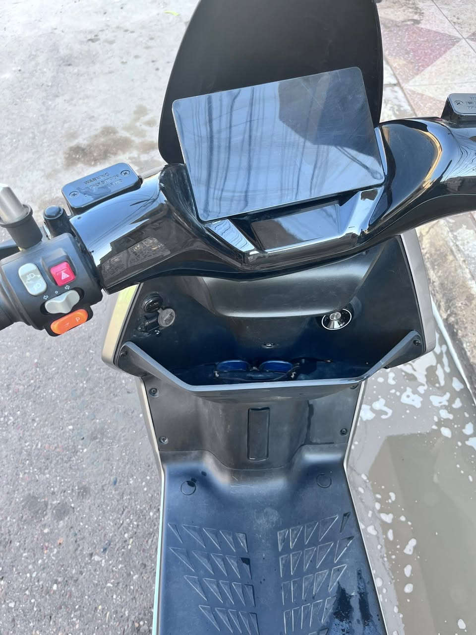 دراجه سوبر ايبو ماخذها من مؤيد طياره صار اقل السنه وصل الشراء موجود بالصور دراجه نظيفه حيل بطاريه ليثيوم ملف الفين الي ميعرف سعرها خلي يروح يشوفها بيش 
رايدها مليون وربع بيها مجال شي قليل 
مكاني الزعفرانيه ***********
