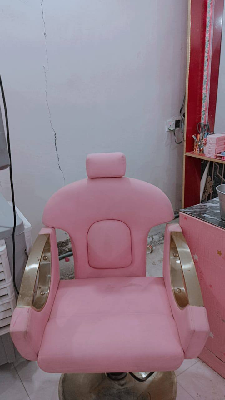 سلام عليكم 
كراسي للبيع نضيفات عدد 2 
السعر الواحد 150 
مكان كربلاء 
***********
