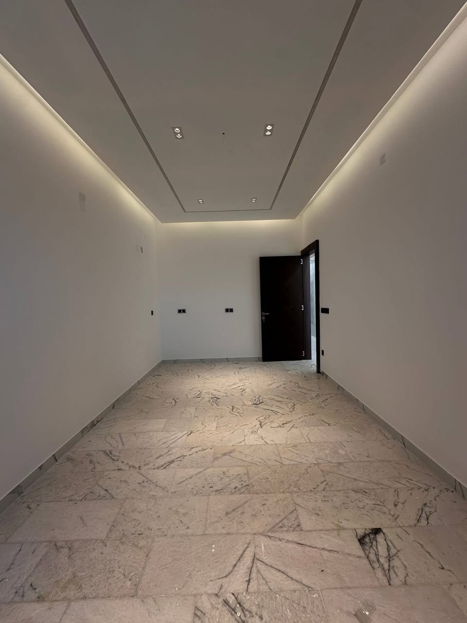 افخم دار 100 متر بالسيدية 
⁨ ⁨#للبيع  في #السيدية !

🏡 تفاصيل العقار:مدخلين
المساحة: 100 م 
 الواجهة: 5 م 
النزال: 20م

الطابق الأرضي: صالة لأستقبال الضيوف، ، مطبخ حار وبارد، غرفة نوم، حمام بتصميم أنيق.

الطابق الثاني: 2 غرف نوم مع هول داخلي  بالاضافه الى حمام ملحق 

الطابق الثالث: غرفة نوم سويت ماستر مع هول داخلي ولوندري

📍 موقع مثالي:
يقع المنزل في السيدية مربع الضباط 
لبيت مجهز بأحدث المواصفات العصرية 

. البيت بنظام Smart Home منزل ذكي.
. نظام لمس Touch point.
.البيت بالكامل مغلّف بارقى انواع المرمر الاسباني. 
.البيت مجهز كامرات مراقبة مع WiFi. 
.شبابيك دبل جام عازل.
. جلسة خارجية مميزة
.ديكورات حديثة ومواصفات عالية

#لمعرفة #السعر #الرقم ( 1 ) #سأتي #السعر #مباشره

للاستفسار اكثر الاتصال على:-
***********
الكوخ للتطوير العقاري
