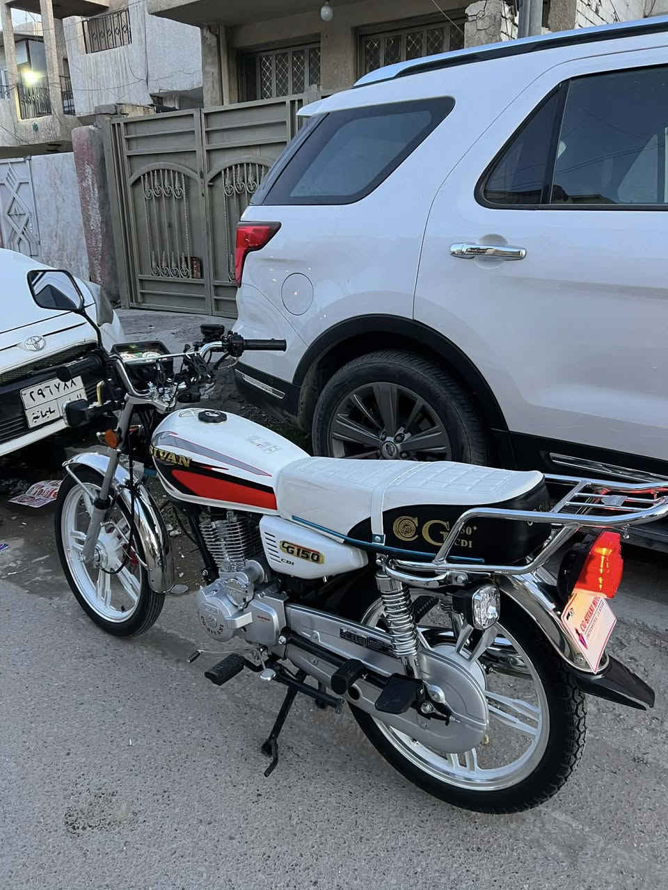 السلام عليكم دراجه سيفات ١٥٠ سي سي موديل ٢٥  بكان الدراجه حي الجهاد جامع محمد رسول الله الدراجه جديده الله شاهد اوراق موجوده صار شهرين من شتريتها السعر ٨٥٠ وبيها مجال *********** /***********
