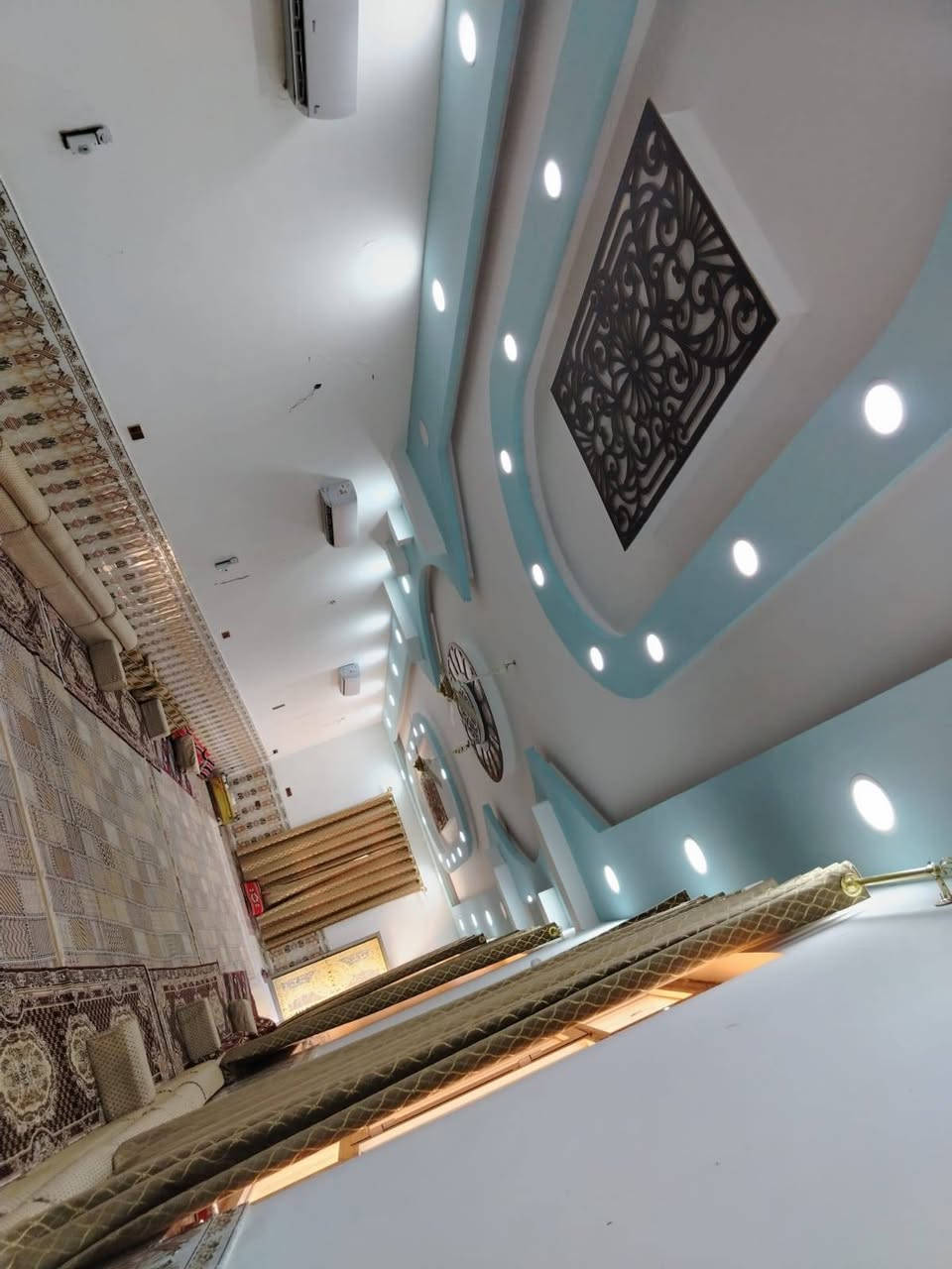 يوجد لدينا بيوت للبيع عدد ٢ مع مضيف طول المضيف ٢٠ متر واعرض٥ مساحته الارض ١٦٠٠ مداور بل طابو زراعي ٢٥ بسمي رقمي وتساب *********** توجد خدمات ماي اساله ماي زراعي توجد بقرب مدرسة بنات متوسط ومدرسة ابتدائي تبعد ٥٠ متر وتوجد مدرسة عداديه عدد ٢ وحده بنات واحد ولد تبعد ٥٠٠ متر عنوان قرب سيد تكليف قرية ال هنون مقطعة ٦ ابو محار
