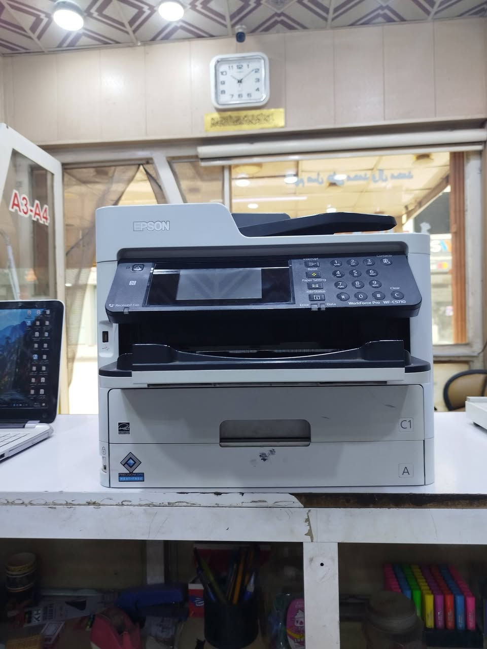 أيبسون ( EPSON 5710) شغالة بصورة جيدة
السعر ٤٠٠ الف 
للتواصل : ***********
