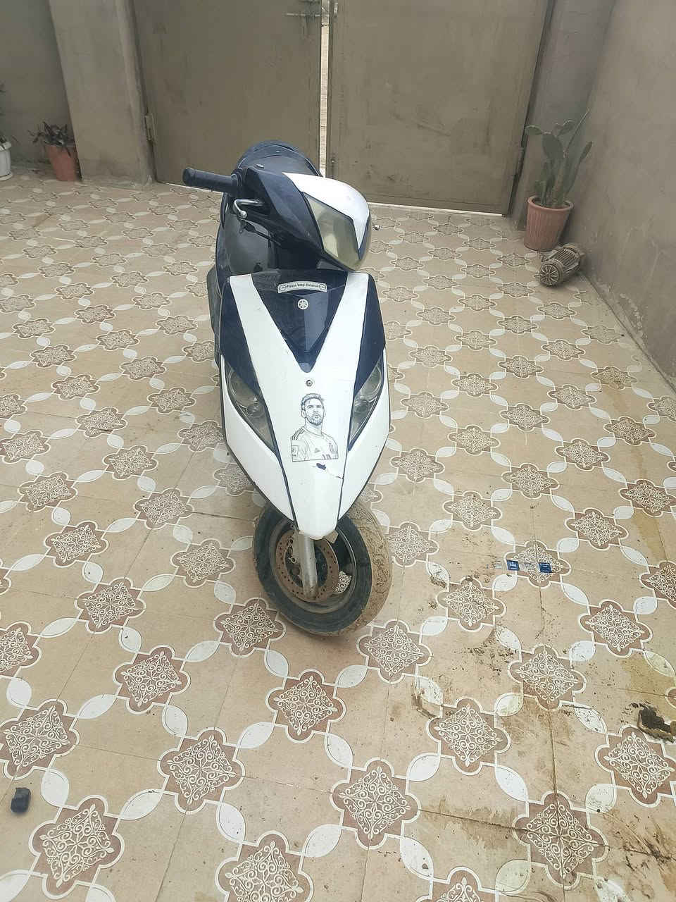 ماكس ثعلب دراجه كامله مكينه متسمع صوتها 
نقصها بس سلف ميشتغل 
سعر 300
م بعقوبه باب الدرب
ه***********
