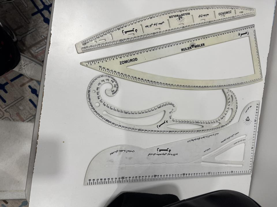 مكينة جاك F5..اخت الجديدة .. مع مساطر فصال .. مع ٦ ماصول ملكوك .. مع مقص .. مع فتاگة وقاطع خيط ..مع قدم مكينة جوكر ..مع ٢بكرة ابيض .. كل شي موضح بالصور .. السعر ٢٥٠ الف .. للاستفسار ***********
