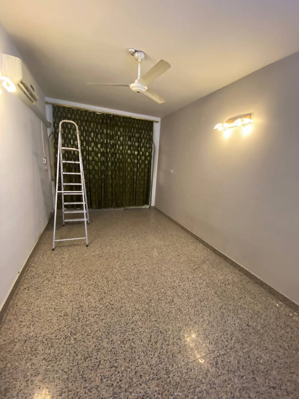 🏡 بيت مساحة 150م مجهز بسبالت وكاونتر للايجار
(عائلة او شركة)

📍المنصور/ حي العربي / قرب شارع ابو جعفر المنصور

🔸مجهز بكاونتر وسبالت

🔹يحتوي : كراج و أستقبال بمدخل مستقل ومطبخ بمدخل مستقل وصالة و4 غرف نوم وصحيات عدد 2 وبيتونه وسطح

تصويرة متوفر واتساب

للأستفسار واتساب او الاتصال ***********
