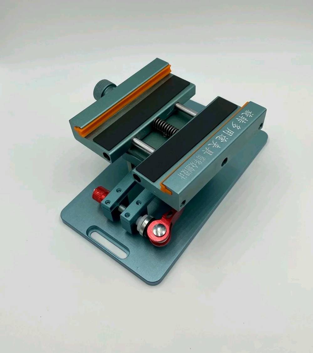 عندي قطعة تثبيت معدنية متعددة الاستخدامات مفيدة لأعمال الورشة أو المشاريع اليدوية. التصميم متين وسهل الاستخدام لتسهيل التثبيت بأمان. إذا كان عندك استفسار أو تحتاج معلومات إضافية، تواصل وياي!