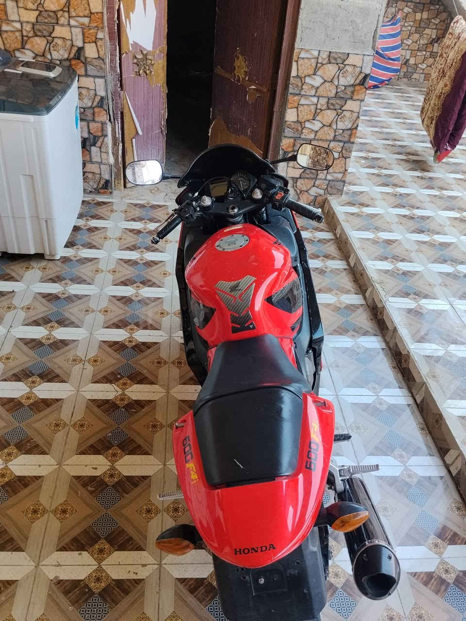 السلام عليكم شباب 
دراجه بطح افوراي 
محركه 600cc
محرك كير ضفيره عقل ع بلاد مملعوب بيهن 
كشرها كدام عينكم بيه ملاحضات كشر 90 ب ميه 
دراجه ماشيه 45 وارد امريكي 
حماوه 105 نكره سلف 
مكاني بابل حله تجي من باب بيت تأخذها 
متواجد خاص *********** 
سعرها 25 بيها مجال قليل

