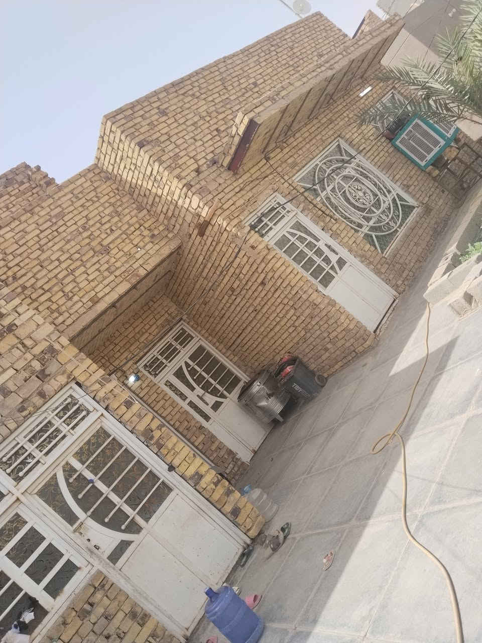 السلام عليكم
بيت زراعي  للبيع سند 25 مرقم كامل  المساحه 300 متر بناء طابوك يحتوي على غرفتين وصاله وبراني ومطبخ صحيات داخليه وخارجيه حديقه 100 متر العنوان حي العسكري شارع 30 على مشروع يم النقطه القديمة نهايت شارع الملعب 30
السعر 57 أوبي مجال الاتصال على رقم ***********
