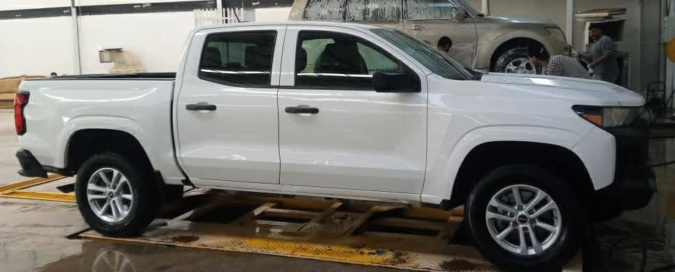 #_للبيع   #_للمراوس

🚘 للبيع | شيفروليه كولورادو 2023 – LT

شيفروليه كولورادو موديل 2023 فئة LT، بحالة ممتازة واستعمال شخصي، جاهزة للعمل بدون أي ملاحظات.

✅ المواصفات

محرك تيربو 2.7 لتر – 4 سلندر

ناقل حركة أوتوماتيك بـ 9 سرعات

دفع ثنائي (2WD)

اللون الخارجي: أبيض

الداخلية: قماش

ماشية: 33000 ميل فقط

رقم التسجيل: أربيل

🎯 الميزات

شاشة وسطية حديثة بنظام Google المدمج

شاشة عدادات رقمية

إعادة تشغيل ذاتي + تشغيل بصمة

دعم Apple CarPlay و Android Auto لاسلكيًا

كاميرا خلفية

نظام تحذير مغادرة المسار

كبح تلقائي للمشاة

إضاءة أمامية أوتوماتيكية IntelliBeam

باب صندوق EZ Lift مع مساحة تخزين StowFlex

🛠️ الحالة الفنية

صبغ فقط  في جهة السائق بدون تبديل وبدون شاصي مكفول من التبديل 

خالية من العيوب الفنية

استعمال نظيف جدا
للتواصل
***********
***********
