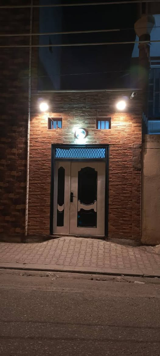 المساحة : 273 ركن 
الموقع :حي الجامعة
منطقة ال 26  مقابل المدينة المائية 
شارعين 10
الوجة : 21متر 
النزال :13
البناء : 2013

الطابق الاول : استقبال 10 متر +  هول 
طارمة + حديقة ومدخل خلفي غرفة نوم 6*4 
صالة مفتوجة عطابق الثاني 6*6 صحيات خارجية وداخلية 
 مطبخ 

الطابق الثاني : 4 غرف نوم كبار+ صحيات + صالة 
البيت صب كونكريت بناء جناي 
للاستفسار الاتصال على الرقم 
*********** النجف, العراق
