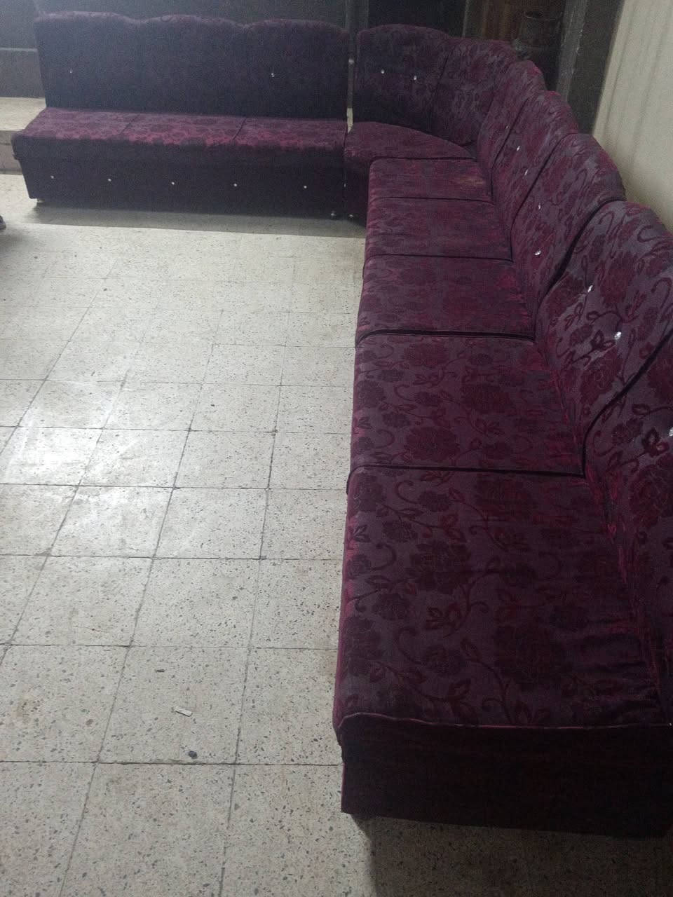 ديوان زيتوني حيل نضيف قياس 8 امتار  السعر 180-ديوان ماروني نضيف 7 امتار السعر 100- الشراي يتصل ***********-*********** وادي حجر
