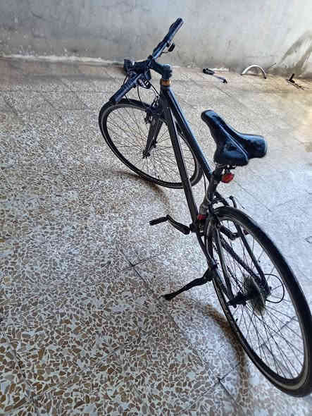 السلام عليكم بايسكل للبيع  c700  بايسكل كله شغال صطاب ورا شغال صطاب كدام شغال تواير جدد كير ورا كير كدام شغال كامل 
بي صوت طكه بل بايدار فقط 
بايسكل كامل السعر 90  وبي مجال اذا مو شراي لا تعبني العنوان موصل حي البكر 
رقم هاتف ***********
