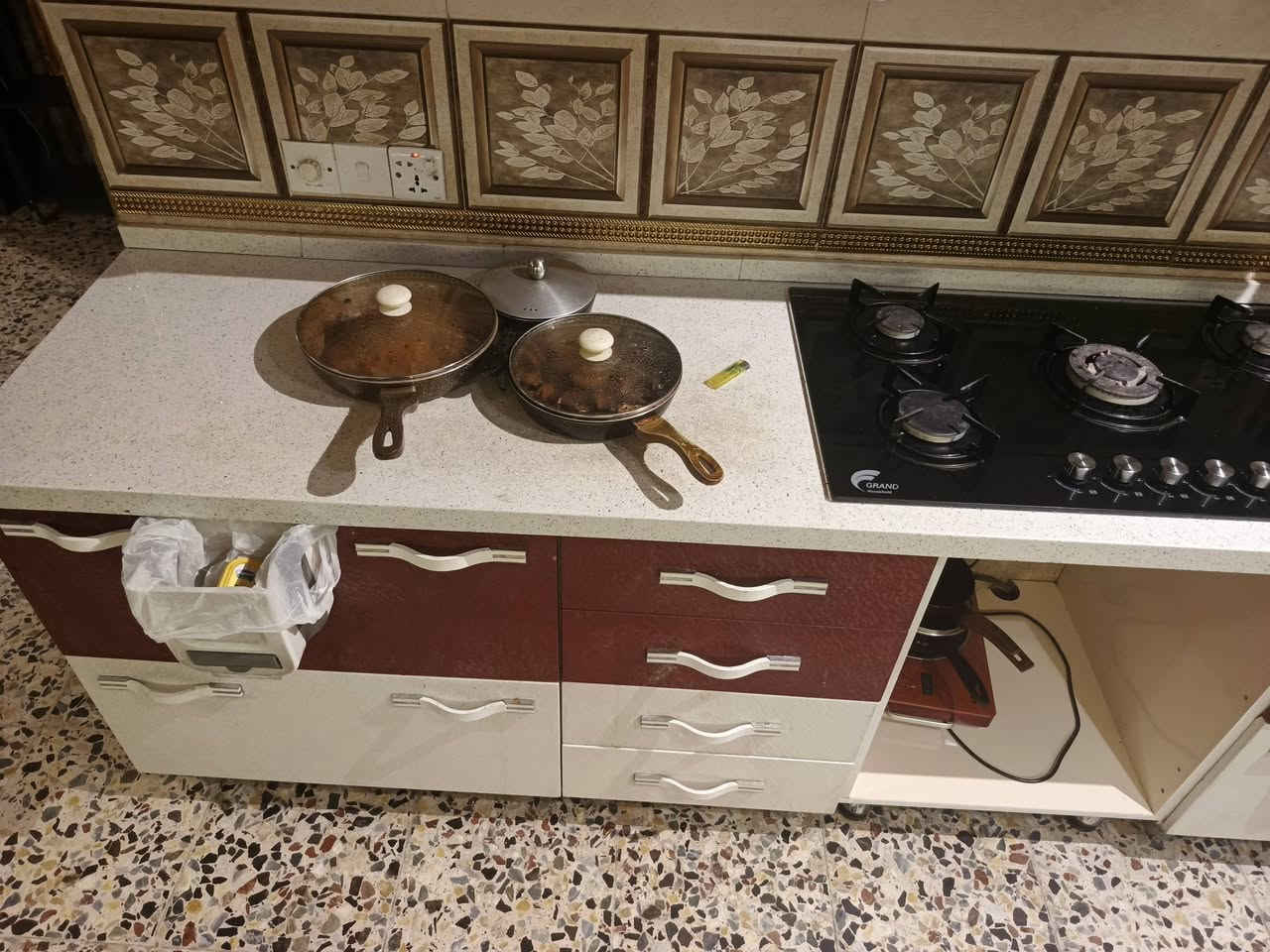 للبيع كاونتر مع مرشحه مع طباخ عنوان بغداد  ***********

