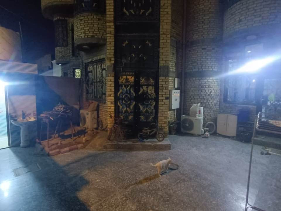 إعلان بيع بيت سكني مميز في الجمعيات الرابعة 

بيت للبيع بمواصفات ممتازة وتصميم عملي مناسب للعوائل :

📐 التفاصيل:

 • المساحة: 226 م²
 • الواجهة: 10 م
 • النزال: 22.6 م
 • عدد الطوابق: طابقين

🔹 الطابق الأول يتكون من:
 • 2 غرف نوم
 • مطبخ
 • هول
 • غرفة استقبال
 • صحيات داخلية وخارجية

🔹 الطابق الثاني يتكون من:

 • 4 غرف نوم
 • صالة واسعة
 • صحيات

البيت مرتب ومناسب للسكن العائلي، ويوفر مساحات مريحة وتوزيع عملي للغرف.

📞 للاستفسار والتواصل: ***********
