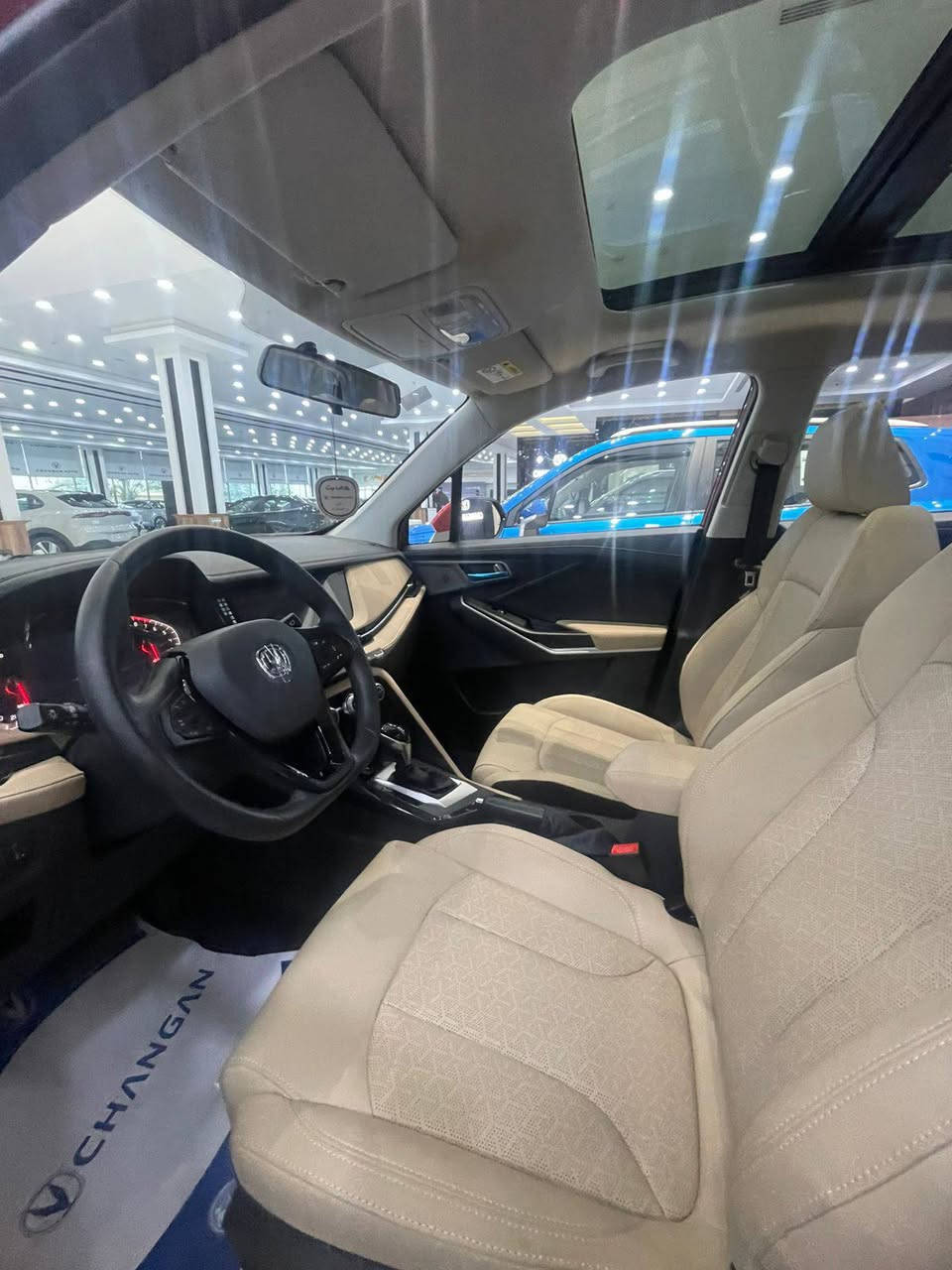 العرض لفترة محدودة!"الكاش 
شانجان إلان  في مول العراق
زورونا واكتشفوا الجيل الجديد من سيارات  " الاستفسار  زورونا في فرعنا الجديد مول العراق 
سيارة شانجان CS15 هي سيارة كروس أوفر مدمجة تتميز بمحرك 1.5 لتر بقوة حوالي 105-107 حصان، وتأتي بناقل حركة أوتوماتيكي 5 سرعات، وتوفر تجهيزات مثل شاشة لمس، كاميرا خلفية، فتحة سقف (في الفئات العليا)، وميزات أمان مثل نظام الثبات الإلكتروني، لكنها قد تعاني من عزل صوتي ضعيف للمحرك وتسارع متوسط.
المواصفات الأساسية:
المحرك: 4 أسطوانات، سعة 1500 سي سي (1.5L).
القوة: حوالي 105-107 حصان.
العزم: 145 نيوتن متر.
ناقل الحركة: أوتوماتيكي 5 سرعات (DCT).
نظام الدفع: أمامي (FWD).
السرعة القصوى: غير مميزة بشكل كبير.
استهلاك الوقود: اقتصادي نسبيًا (حوالي 6.6 لتر/100 كم). 
التجهيزات والكماليات (تختلف حسب الفئة):
الأمان: وسائد هوائية، فرامل مانعة للانغلاق (ABS)، نظام الثبات الإلكتروني (ESP)، برنامج التوازن عند المرتفعات، نظام مراقبة ضغط الإطارات، وأجهزة تحذير مسافة خلفية.
الترفيه والتكنولوجيا: شاشة لمس (7 أو 9 بوصة)، بلوتوث، USB، عرض الهاتف، كاميرا خلفية.
الراحة: مكيف هواء، فتحة سقف بانوراما (في الفئات الأعلى)، تحكم كهربائي بالمقاعد، فرش جلد (في الفئات الأعلى)، مثبت سرعة.
الشكل الخارجي: مصابيح هالوجين، جنوط مقاس 16 أو 17 بوصة، حامل سقف. 
نقاط القوة والضعف: مميزات: قيادة مريحة، تصميم جيد،
للاستفسار اتصال ع رقم *********** سجاد 
☎️
