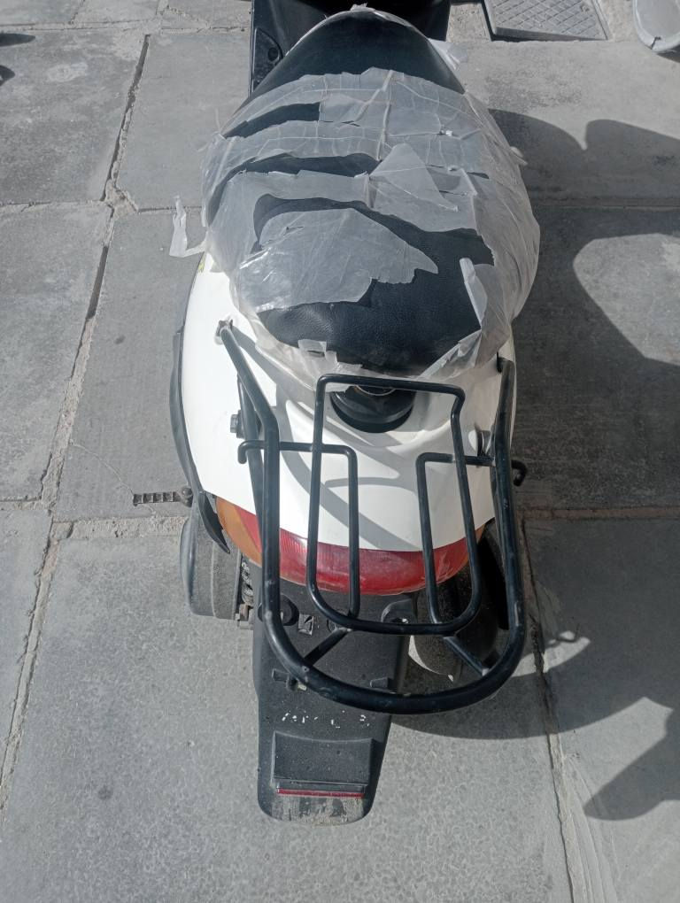 السلام عليكم
بيع مستعجل با 300وبيهة مجال 

كلشي شغال بيهة سلف هندر كهربائيات شغالة 

حتى عدادات البانزين وسرعة يشتغلن زوج تواير جدد كشن جديد 

مكاتبتهة بيهة

مكاني سماوة ع حولي 

رقمي ***********
